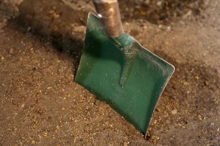 лопата в почве