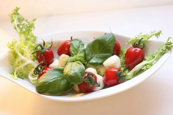 базилик, томаты черри и салат