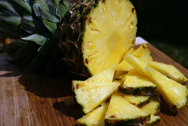 нарезанный плод ананаса