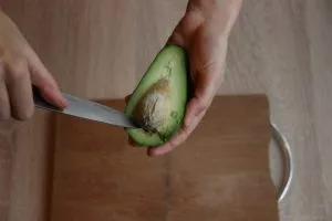 удаление косточки авокадо ножом