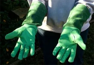 руки в садовых перчатках