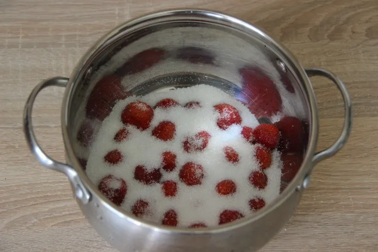 ягоды клубники в сахарном песке