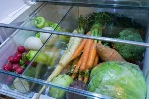 редис и овощи в холодильнике
