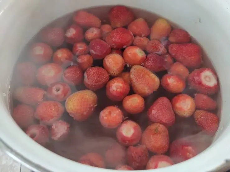 ягоды клубники в кипятке