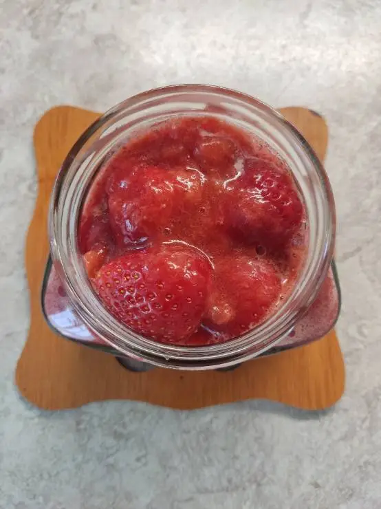 ягоды клубники в собственном соку