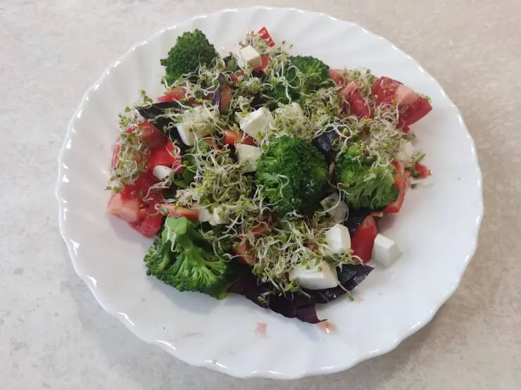 салат с ростками брокколи