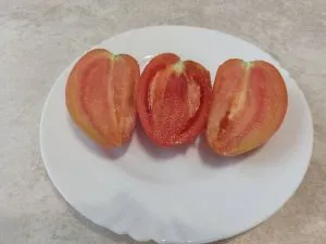 разрезанные плоды томата Петруша огородник
